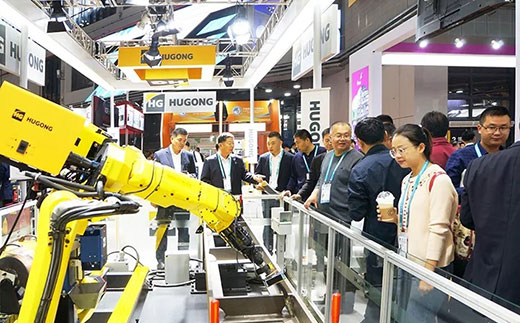 第二届进博会Z6尊龙意大利CEA展位机械人系统受到极大关注